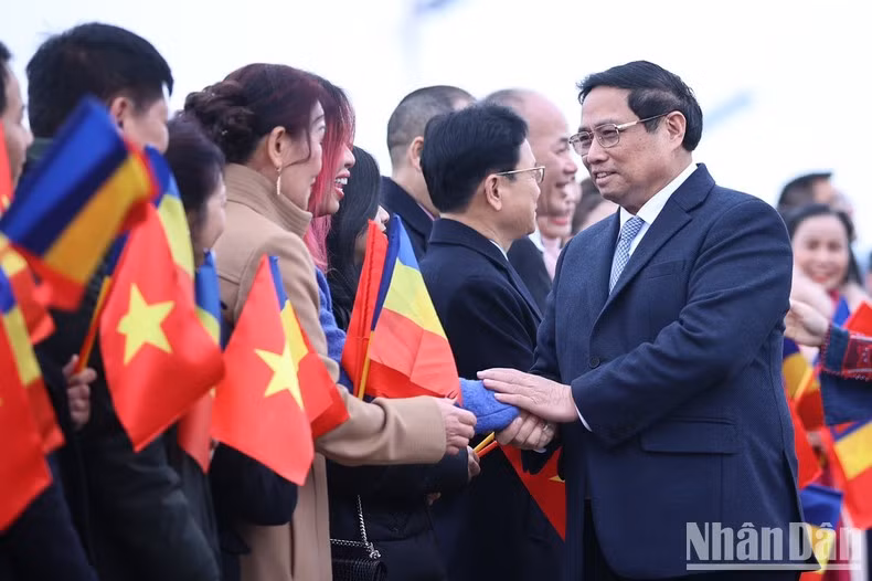 Представители вьетнамской диаспоры встречают Премьер-министра с супругой в аэропорту. Фото: Тхань Жанг Представители вьетнамской диаспоры встречают Премьер-министра с супругой в аэропорту. Фото: Тхань Жанг