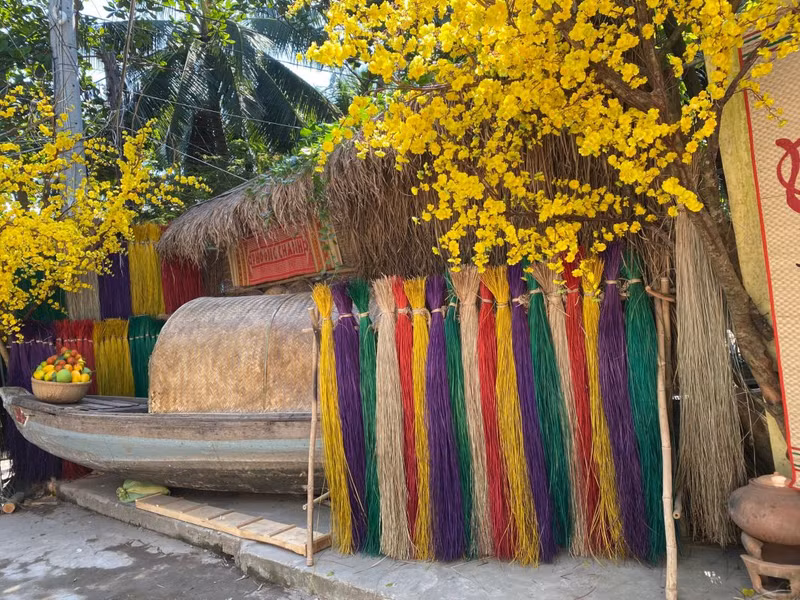 Ярко-желтые цветы охны цельнокрайней и яркие связки осоки создают новое пространство, которое нравится многим молодым людям. Фото: tourismcantho.vn