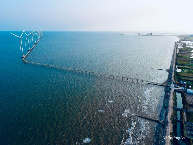 Гигантские ветрогенераторы посреди бескрайнего моря и неба. Фото: thamhiemmekong.com
