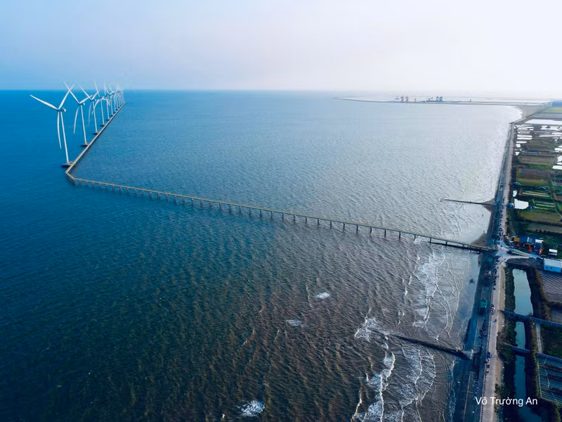 Гигантские ветрогенераторы посреди бескрайнего моря и неба. Фото: thamhiemmekong.com