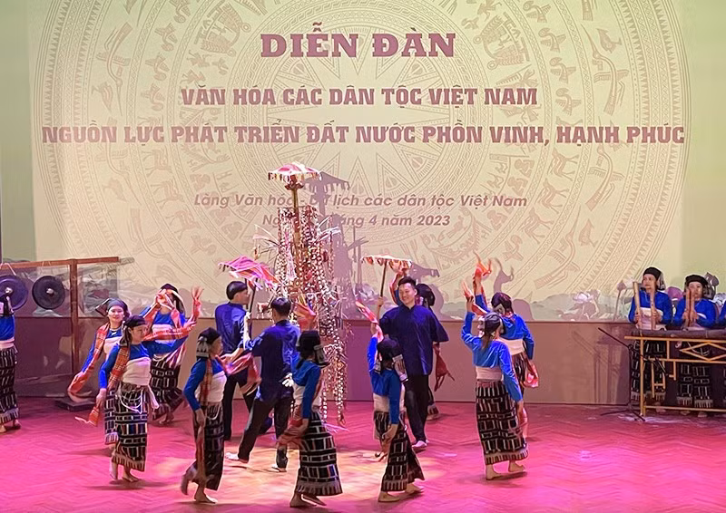 Художественный номер на форуме «Культура вьетнамских народностей – ресурсы для развития процветающей и счастливой страны».