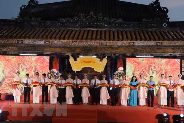 Делегаты разрезают ленту в знак открытия 2-го Вьетнамского дня книги и культуры чтения. Фото: ВИА