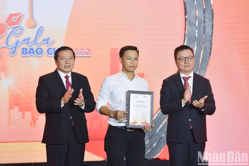 Товарищ Ле Куок Минь (крайний справа) и товарищ Лай Суан Мон вручают специальный приз.