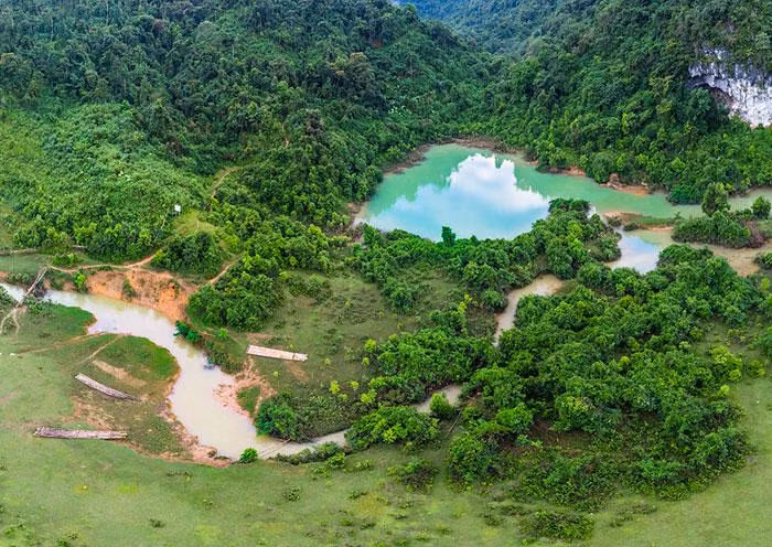 Ручей течет по долине, образуя красивые маленькие озера.