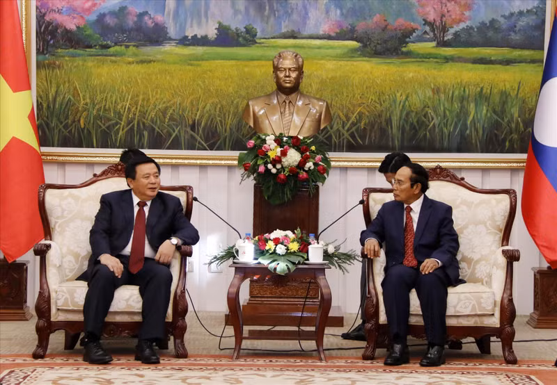 Товарищ Нгуен Суан Тханг (слева) на встрече с товарищем Бунтхонгом Читмани. Фото: ВИА