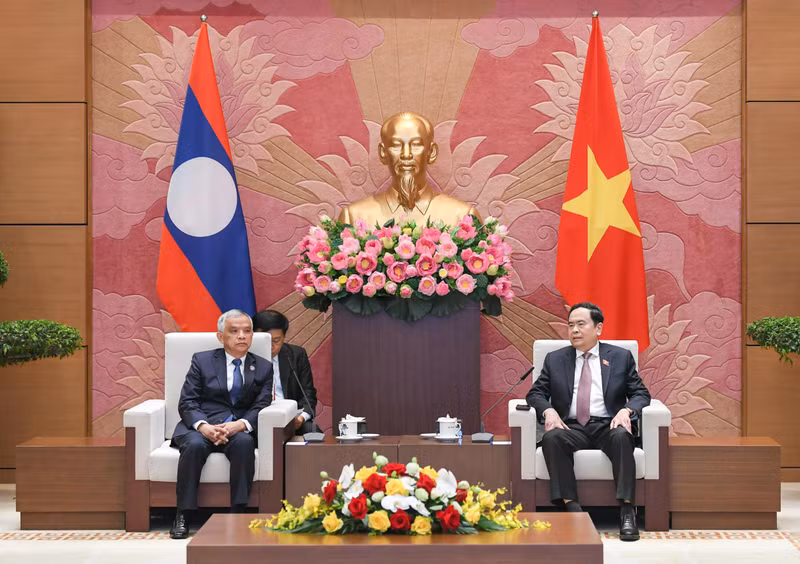 Постоянный зампредседателя НС Чан Тхань Ман (справа) и Зампредседателя НА Лаоса Соммад Фолсена. Фото: quochoi. vn