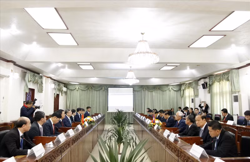 Общий вид встречи товарищей Нгуен Суан Тханга и Кхамфана Пхеуявонга. Фото: ВИА