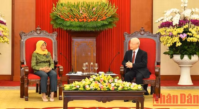 Генеральный секретарь ЦК КПВ Нгуен Фу Чонг и Президент Сингапура Халима Якоб.