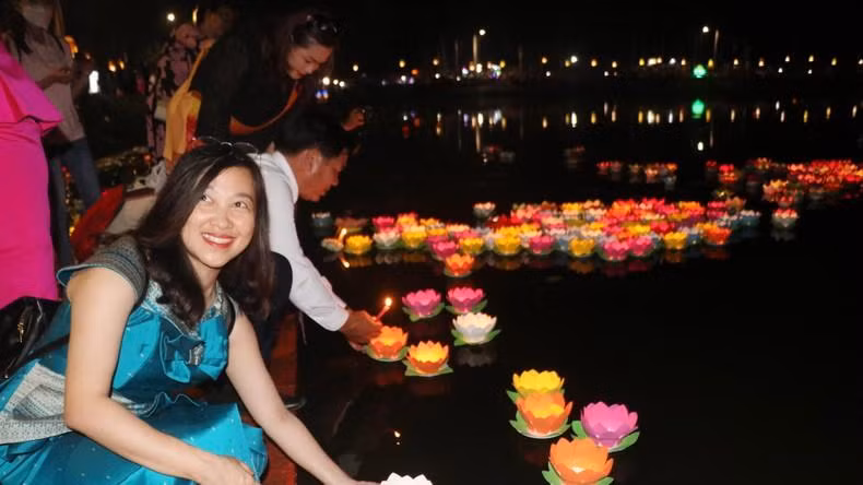 Выпуск цветочных фонариков в зоне Аобаом