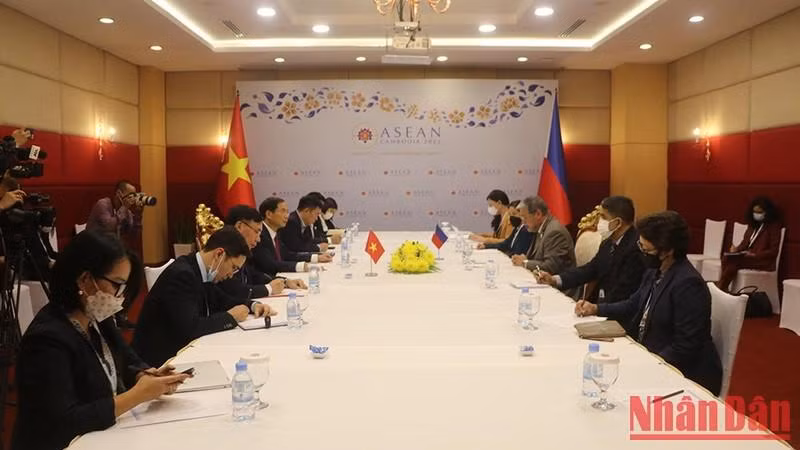 Общий вид встречи Министра Буй Тхань Шона и Министра иностранных дел Филиппин Энрике Манало.