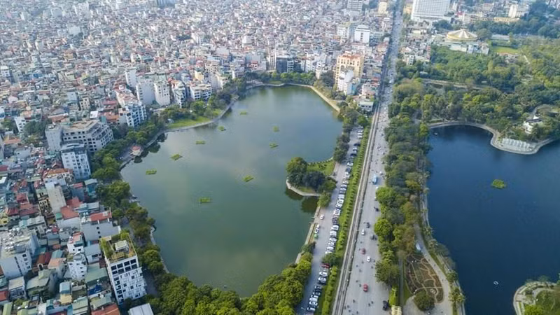 Озеро Бамау расположено в квартале Фыонглиен района Донгда.