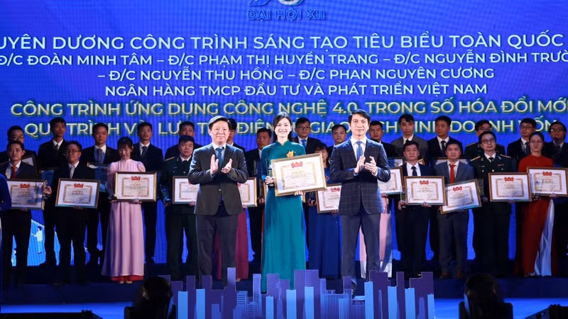 Вручение подарков авторам творческих работ. Фото: tuoitrethudo.com.vn