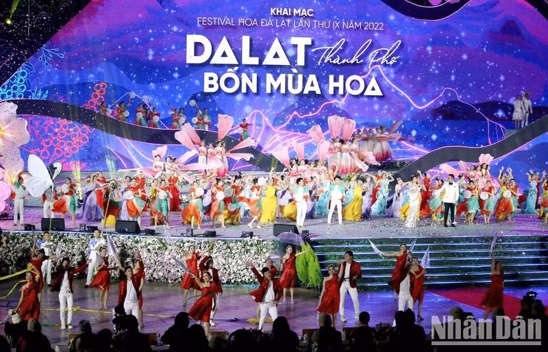 Художественная программа открыла Фестиваль цветов в г. Далате.