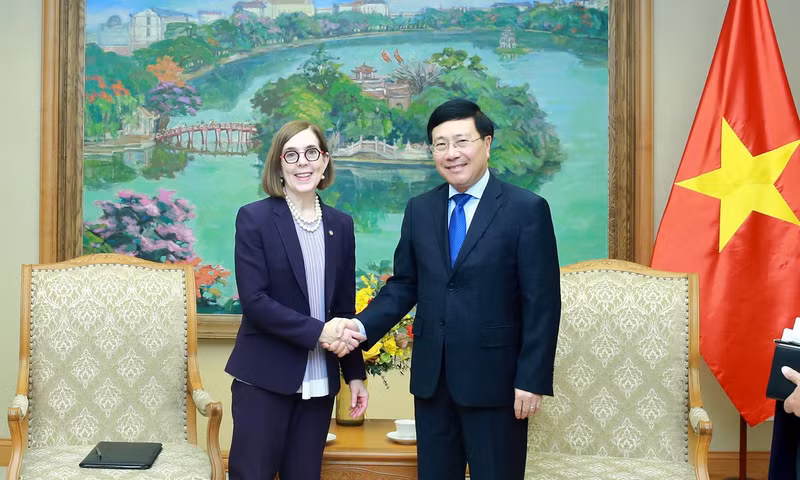 Постоянный Вице-премьер Фам Бинь Минь и губернатор штата Орегон Кейт Браун. Фото: МИД Вьетнама