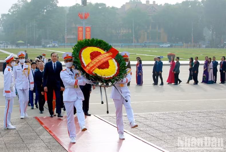 Также в первой половине дня 14 января делегация выдающихся представителей заграничных вьетнамцев возложила венок к Мавзолею Президента Хо Ши Мина и почтила его память.