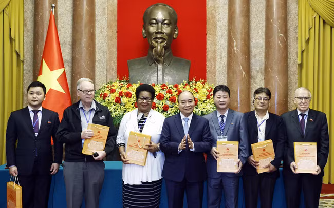 Президент Нгуен Суан Фук вручает подарки участникам 22-й ассамблеи ВСМ. Фото: ВИА