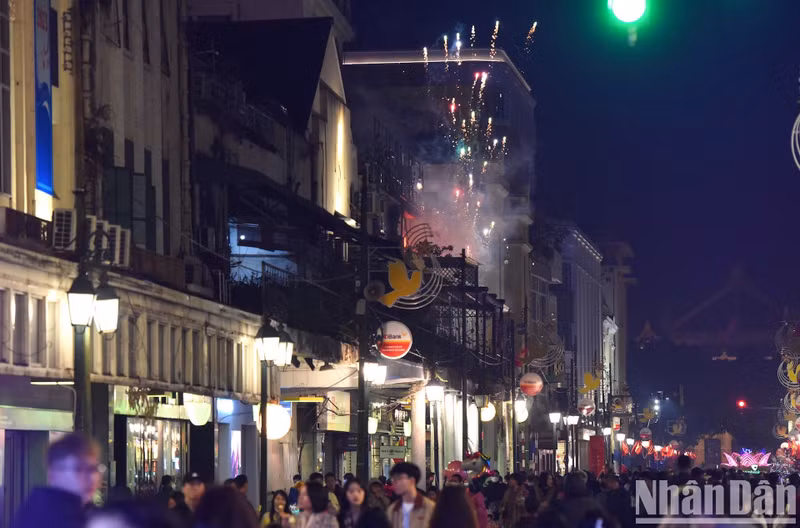 Зона озеры Хоанкием оживлена перед моментом ночи под Новый год.