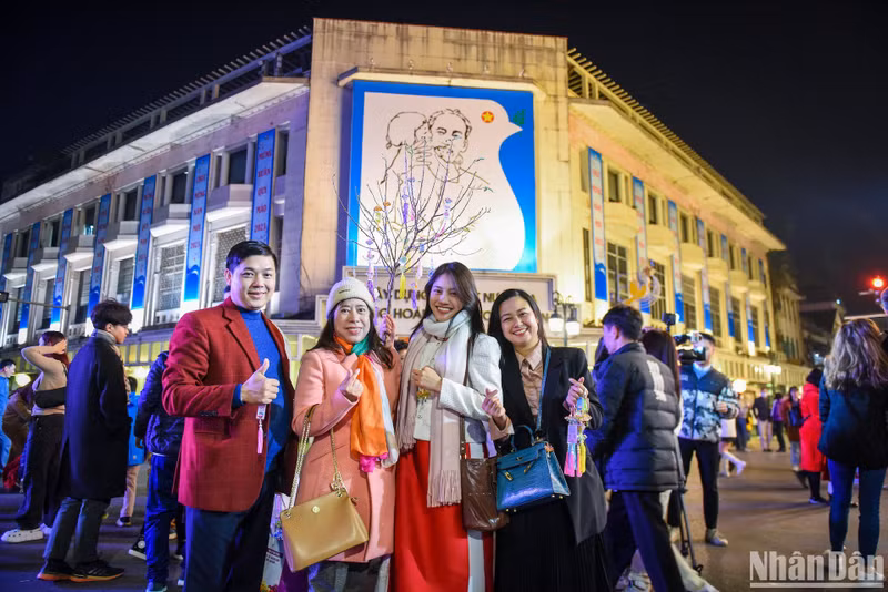 Жители столицы выходят на улицу для совместной встречи Лунного Нового 2023 года.