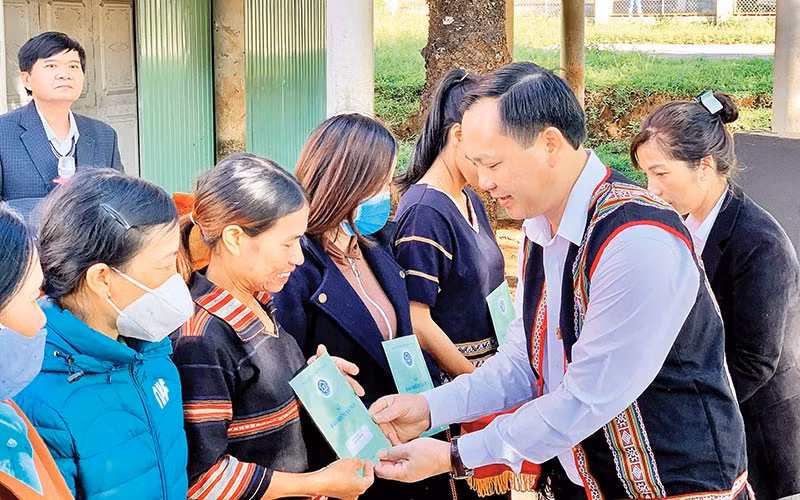 Раздача книжек социального страхования и карточек медицинского страхования жителям общины Биенхо (город Плейку, провинция Жалай). Фото: Ньы Нгуен