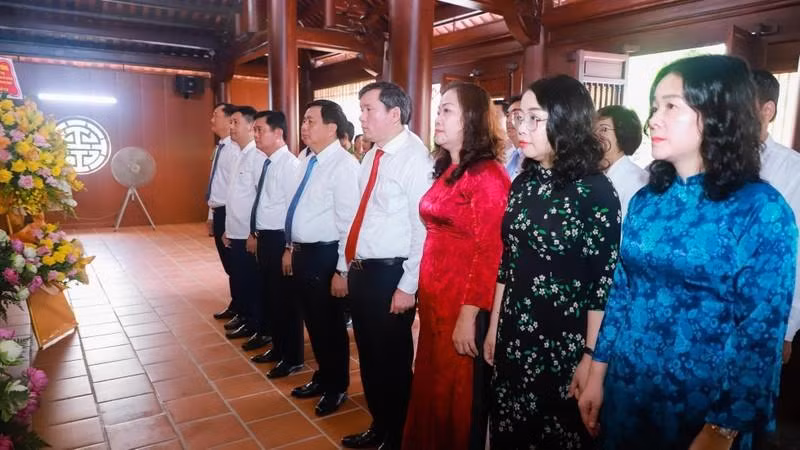 Делегация почтила минутой молчания память покойного Генерального секретаря ЦК КПВ Ле Хонг Фонга.