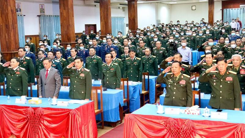 Делегаты выполняют ритуал приветствия флага.