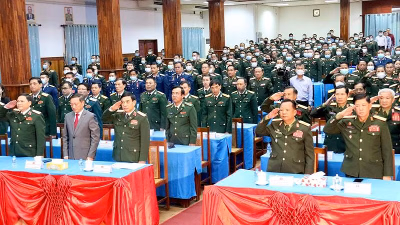 Делегаты выполняют ритуал приветствия флага.