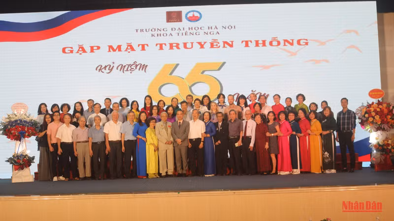 Делегаты, поколения преподавателей и выпускников фотографируются на память. Фото: Т. Лам