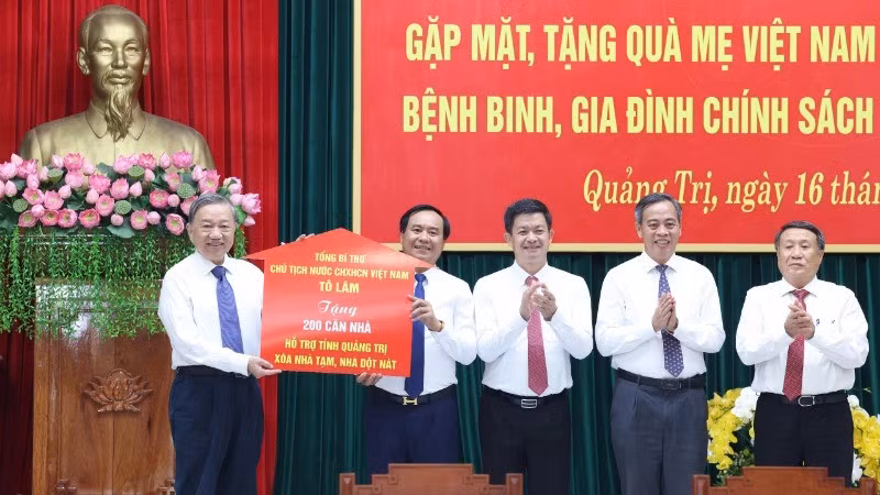 Генеральный секретарь ЦК КПВ, Президент То Лам передает символическую доску о поддержке строительства 200 домов для бедных и малообеспеченных семей в провинции Куангчи. Генеральный секретарь ЦК КПВ, Президент То Лам передает символическую доску о поддержке строительства 200 домов для бедных и малообеспеченных семей в провинции Куангчи.