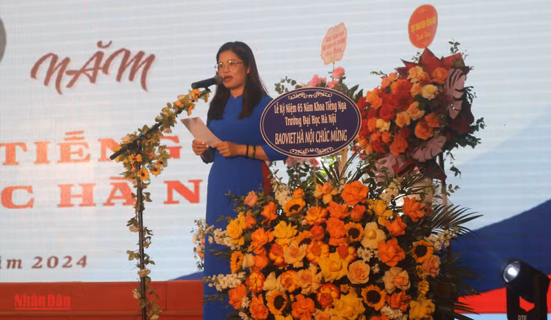 Декан Факультета русского языка Чыонг Тхи Фыонг Тхань выступает с речью. Фото: Т. Лам