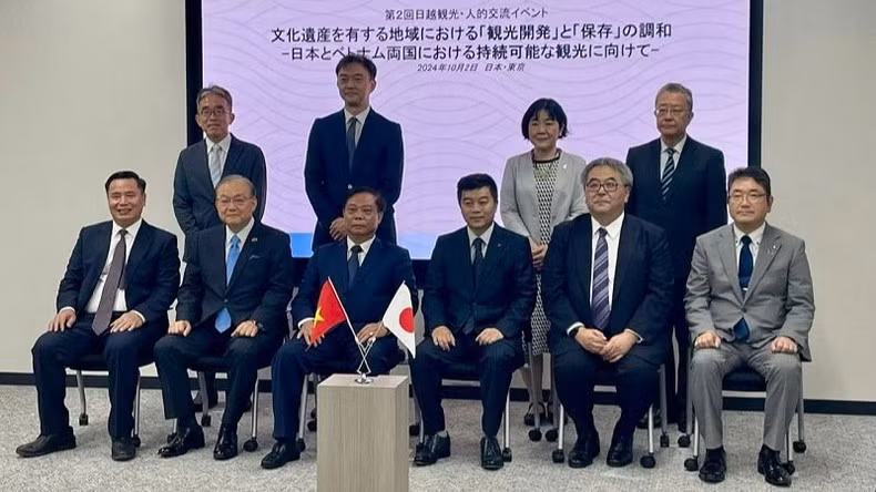 Делегаты фотографируются на память.