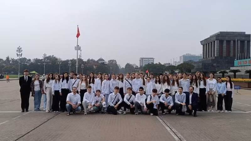 Школьники посещают Мавзолей Президента Хо Ши Мина.