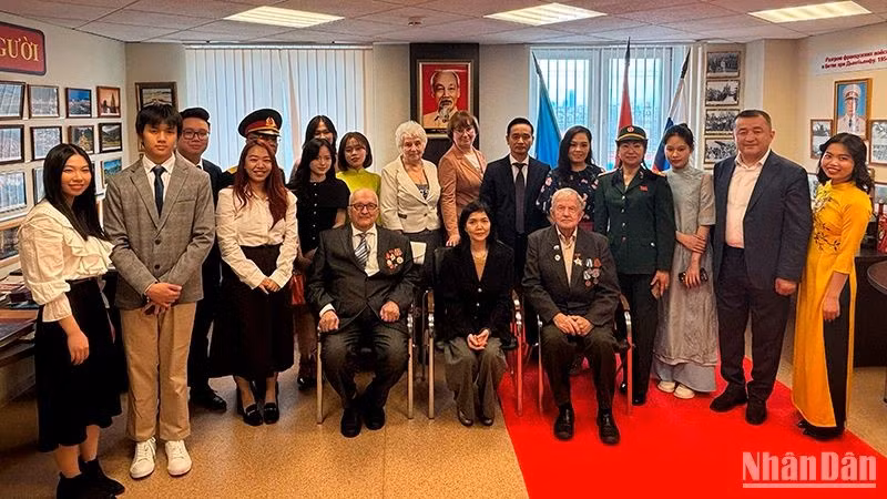 Генеральный консул Вьетнама в Екатеринбурге Нгуен Май Хыонг и делегаты. 