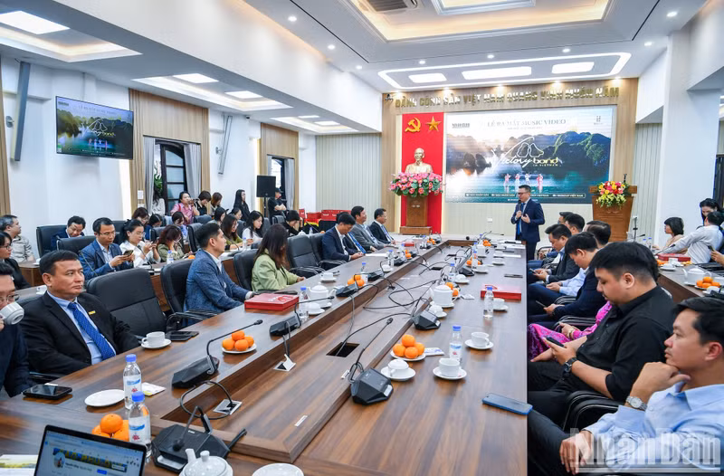 Общий вид церемонии презентации. 