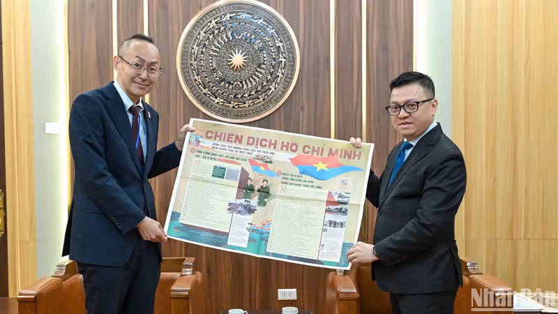 Товарищ Ле Куок Минь и господин Кобаяши Ёсуке.