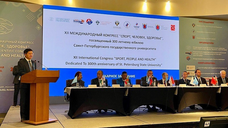 Заместитель секретаря Парткома, председатель Народного комитета провинции Дьенбьен Ле Тхань До выступает с речью.