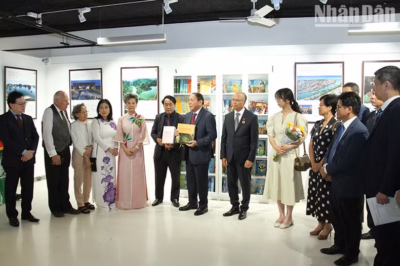 Министр Нгуен Ван Хунг дарит книги Вьетнамскому культурному центру во Франции. Фото: Кхай Хоан