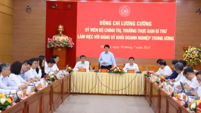 Постоянный член Секретариата ЦК КПВ Лыонг Кыонг выступает с речью.