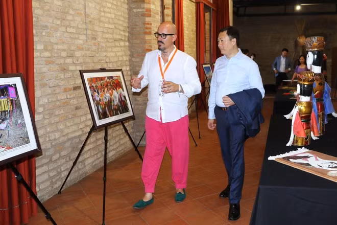 Посол Зыонг Хай Хынг и Мэр Баньяра-ди-Романья Маттиа Галли посещают стенд Вьетнама. Фото: ВИА