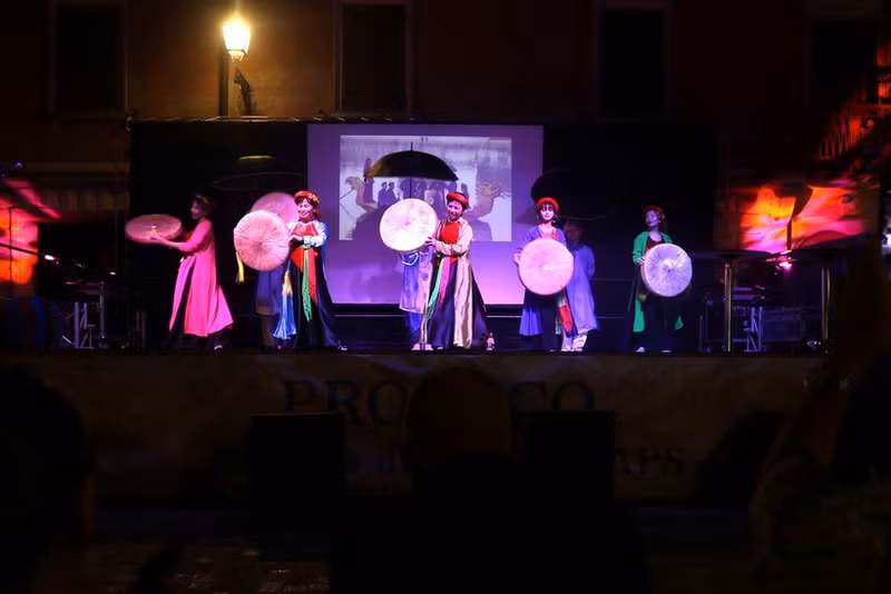 Художественный номер в исполнении артистов Вьетнамско-итальянской ассоциации культурного моста. Фото: ВИА