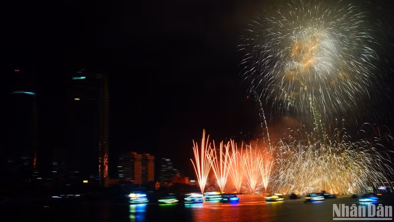 Использовав около 10 тысяч фейерверков, финская команда заставила зрителей не оторвать глаз приемами стрельбы как в небе, так и под водой, создав совершенно новые эффекты. Фото: Ань Дао