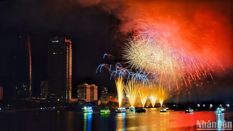 Китайская команда подарила зрителям впечатляющий фейерверк под мелодичную музыку, напоминающую историю любви к Данангу. Фото: Ань Дао