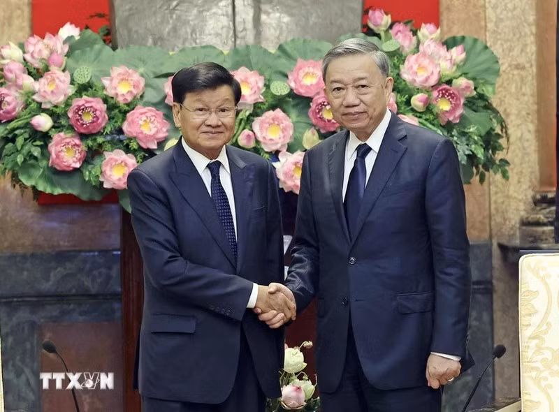 Президент То Лам и Генеральный секретарь ЦК НРПЛ, Президент ЛНДР Тхонглун Сисулит. Фото: ВИА