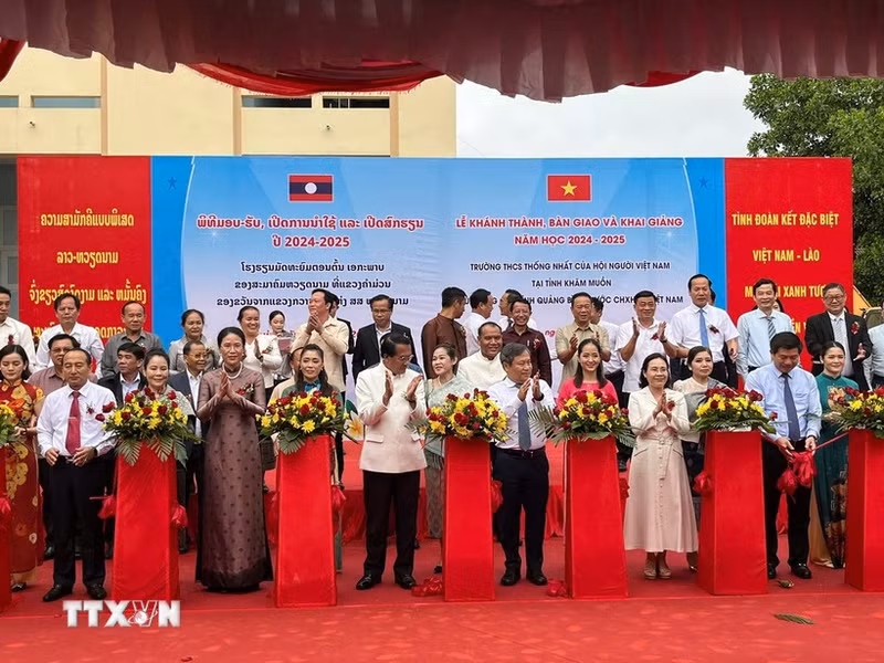 Церемония открытия и передачи средней школы Тхонгнят Обществу вьетнамцев в провинции Кхаммуан. Фото: ВИА