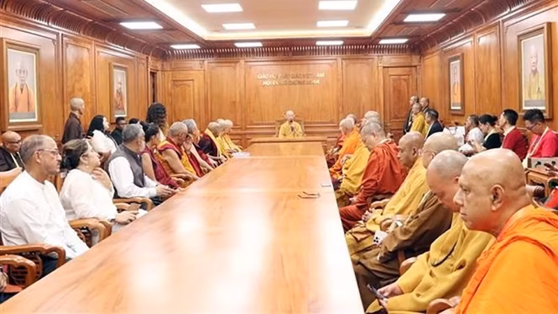 Верховный Патриарх Тхить Чи Куанг принимает глав международных буддийских делегаций, присутствовавших на Весаке 2025 года. Фото: ВИА