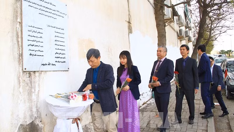 Делегация Посольства Вьетнама в Алжире возложила цветы к мемориальной стеле на улице вьетнамских журналистов. Фото: ВИА
