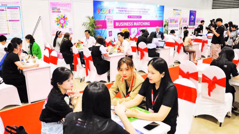 Деловые встречи между предприятиями пищевой промышленности и дистрибьюторами на выставке HCMC FOODEX 2025 .