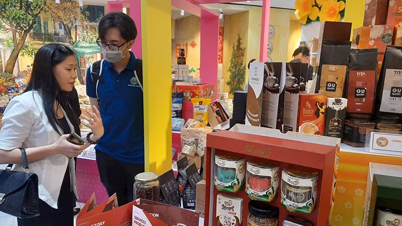 Предприятия пищевой промышленности представляют свою продукцию в выставочном зале Центра содействия торговле и инвестициям г. Хошимина.