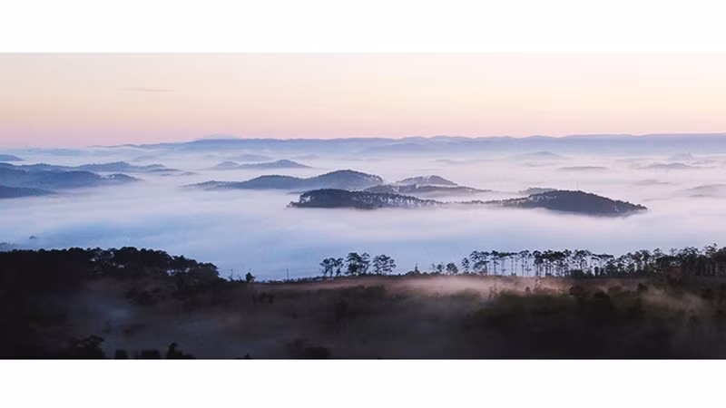 Утренние туманы охватывают городок. 
