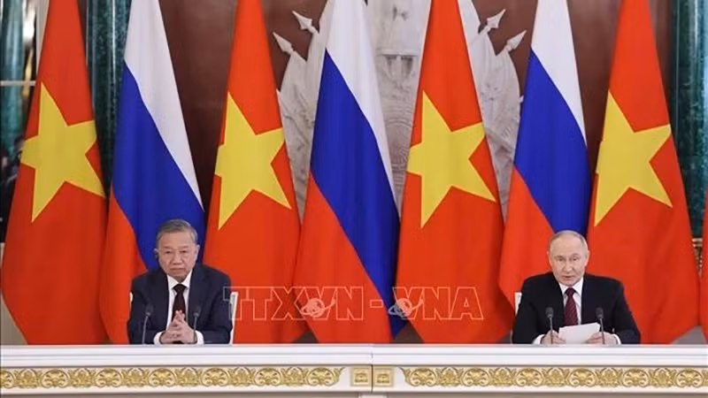 Генеральный секретарь ЦК КПВ То Лам и Президент России Владимир Путин общаются с прессой. Фото: ВИА