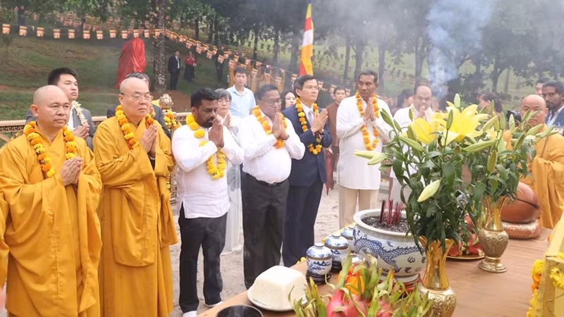 Президент Шри-Ланки Анура Кумара Диссанаяке и его делегация воскурили благовония на территории с деревом Бодхи «Ви Дай Кат Тыонг» в пагоде Байдинь. Фото: ВИА